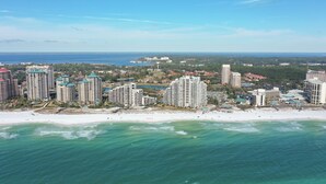 Eine Küstenstadt mit Hochhäusern, einem Strand und Blick auf den Ozean.
