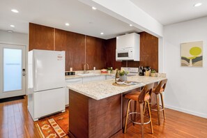 Kylskåp, mikrovågsugn, ugn och spishäll