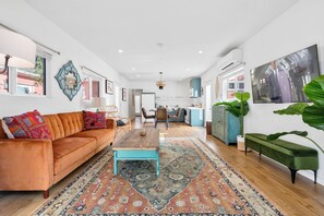 Smart TV - 2 Units in Prime Hollywood Location | Chic Renovated 1BDRs w/ Patio | AvantStay (Los Angeles)