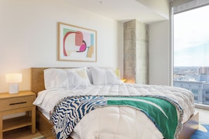 4 soverom, skrivebord, wi-fi (inkludert) og sengetøy