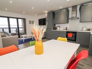 Kühlschrank, Geschirrspüler, Wasserkocher, Toaster