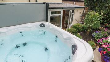 Bồn tắm spa ngoài trời