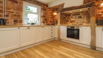 Lemari es, mesin pencuci piring, ketel listrik, dan pemanggang roti