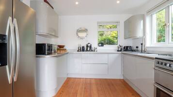 Réfrigérateur, lave-vaisselle, bouilloire électrique, grille-pain