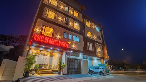 A multi-story hotel with a prominent illuminated sign reading "HOTEL DE GRAND DWARF".