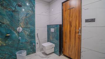 Quarto superior | Banheiro | Chuveiro, produtos de toalete grátis, toalhas de banho, sabonete