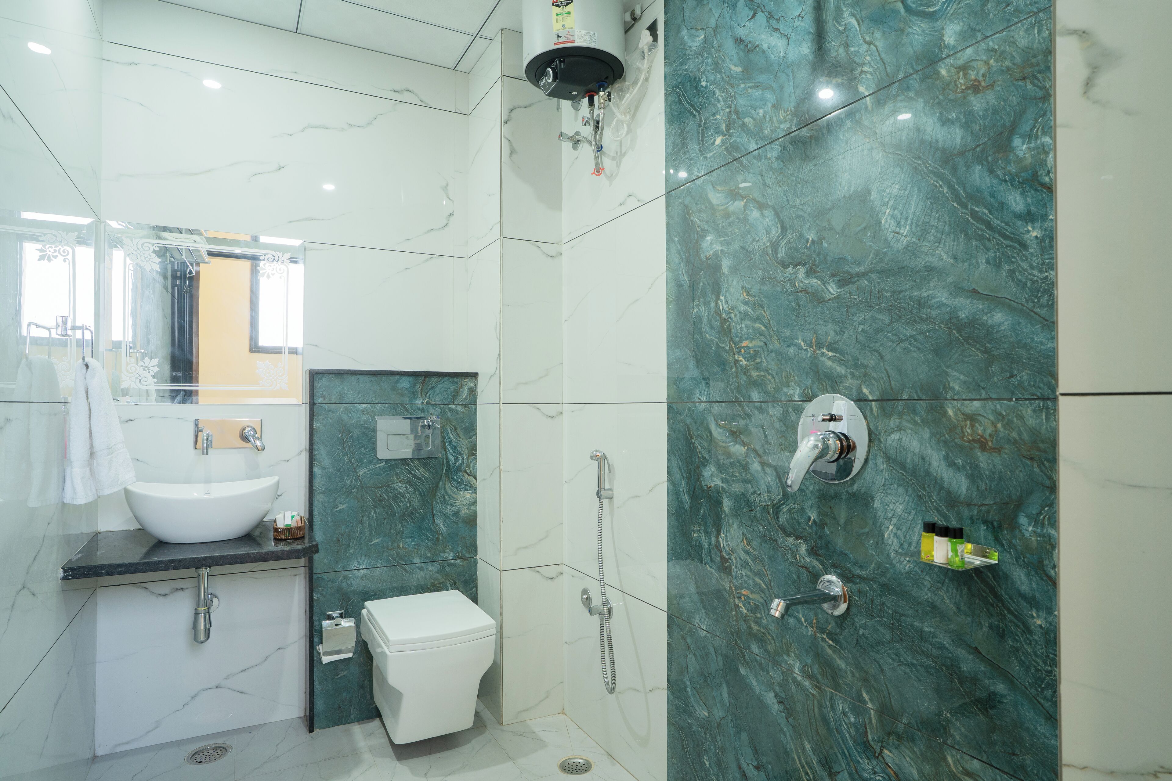 Deluxe Room | Bathroom | Shower, free toiletries, towels, soap