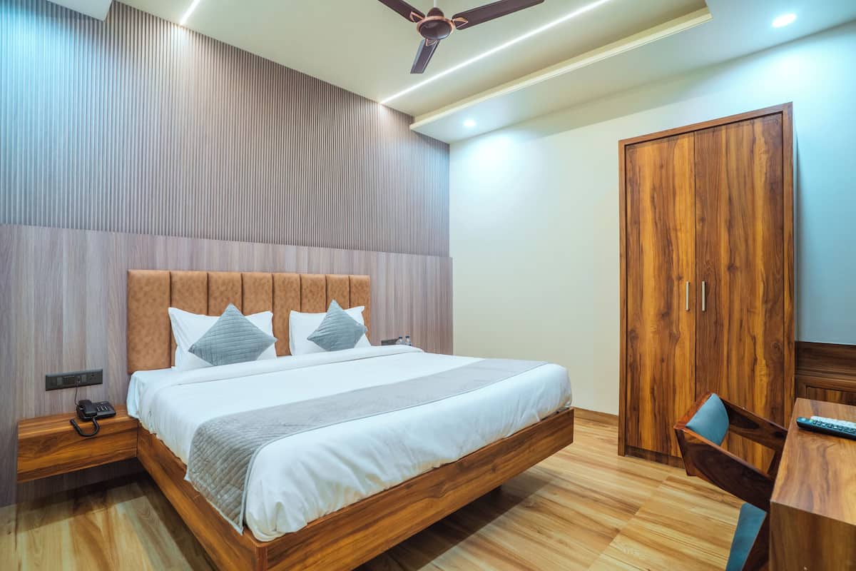 Un dormitorio moderno con una cama de madera, una mesita de noche, un armario y un escritorio con una silla.