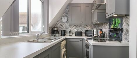 電冰箱、電熱水壺、烤麵包機、鍋具/餐盤/廚房用品