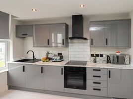 Refrigerador, tetera/pava eléctrica, tostadora, utensilios de cocina