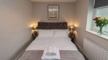 2 kamar tidur dan didekorasi berbeda-beda