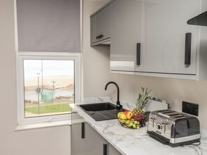 Fridge, electric kettle, toaster, cookware/dishes/utensils - Apt 5 @ Hunter's Quay (Bridlington)