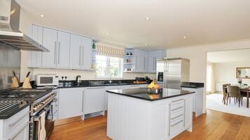 Cottage | Private kitchen | Fridge, dishwasher, electric kettle, toaster