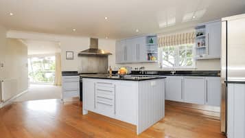 Cottage | Private kitchen | Fridge, dishwasher, electric kettle, toaster