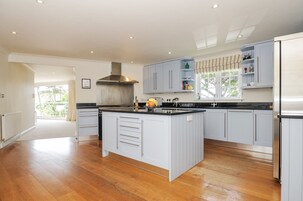 Cottage | Private kitchen | Fridge, dishwasher, electric kettle, toaster