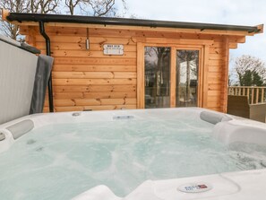 Outdoor spa tub - Little Orchard Lodge (Truro)