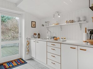 Kylskåp, mikrovågsugn, ugn och diskmaskin