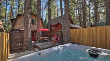 Cabana com design assinado, 2 quartos, lareira, vista para a montanha | Banheira de hidromassagem particular