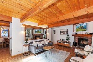 特色小屋, 2 间卧室, 壁炉, 山景 | 客厅 | 50-英寸智能电视 （配备数码频道）、壁炉