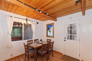 特色小屋, 2 间卧室, 壁炉, 山景 | 客房内用餐