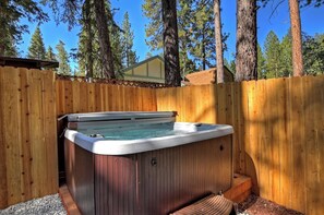 Signature Cabin, 2 Bedrooms, Fireplace, Mountain View | Private spa tub