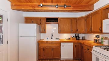Signature Cabin, 2 Bedrooms, Fireplace, Mountain View | Private kitchen