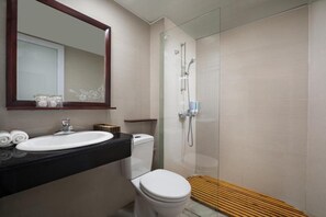 Rainfall showerhead, designer toiletries, hair dryer, slippers - Saparis Station Hostel & Travel (Sa Pa)
