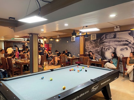 Mesas de billar. Saparis Station Hostel & Travel