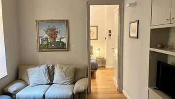 Apartment, 2 Bedrooms, Accessible, Smoking | Living room