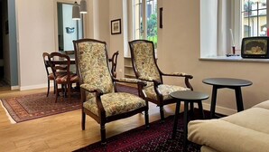 Apartament, 2 dormitoris, accessible, fumadors | Sala d'estar | Llibres 