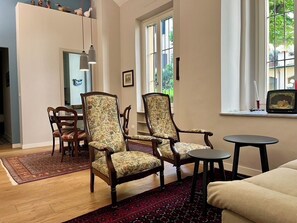 Appartement, 2 chambres, accessible aux personnes à mobilité réduite, fumeur | Salle de séjour | Livres