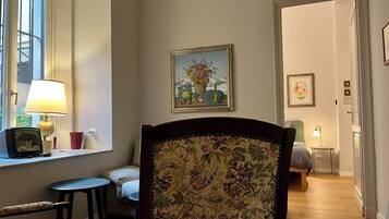 Apartment, 2 Bedrooms, Accessible, Smoking | Living room