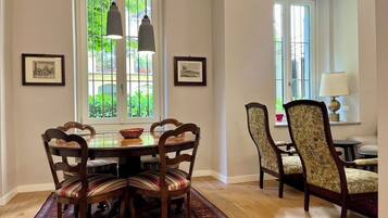 Apartment, 2 Bedrooms, Accessible, Smoking | Dining room