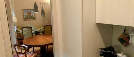 Apartment, 2 Bedrooms, Accessible, Smoking | Dining room