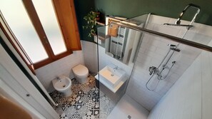Dusche, Haartrockner, Bidet, Handtücher