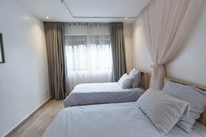 2 habitaciones, tabla de planchar con plancha, wifi y ropa de cama