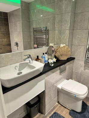 Håndklær, såpe og toalettpapir