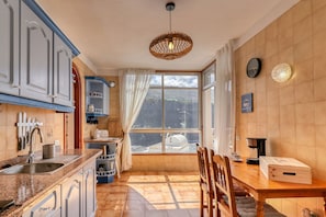 Fridge, oven, coffee/tea maker, electric kettle