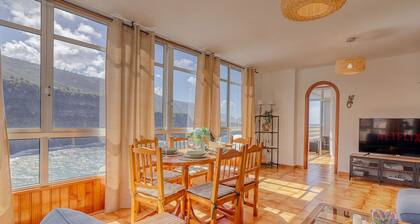 Oceanview Retreat / 50m to Beach + Sunset Terrace + Ensuite