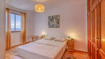 3 slaapkamers, een strijkplank/strijkijzer, gratis wifi, beddengoed