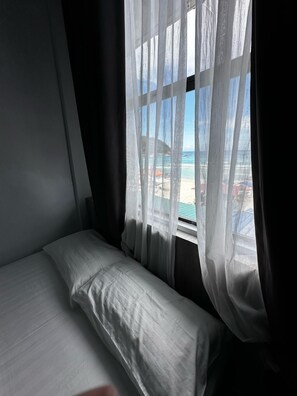 Deluxe tweepersoonskamer, uitzicht op zee | Een bureau, een strijkplank/strijkijzer