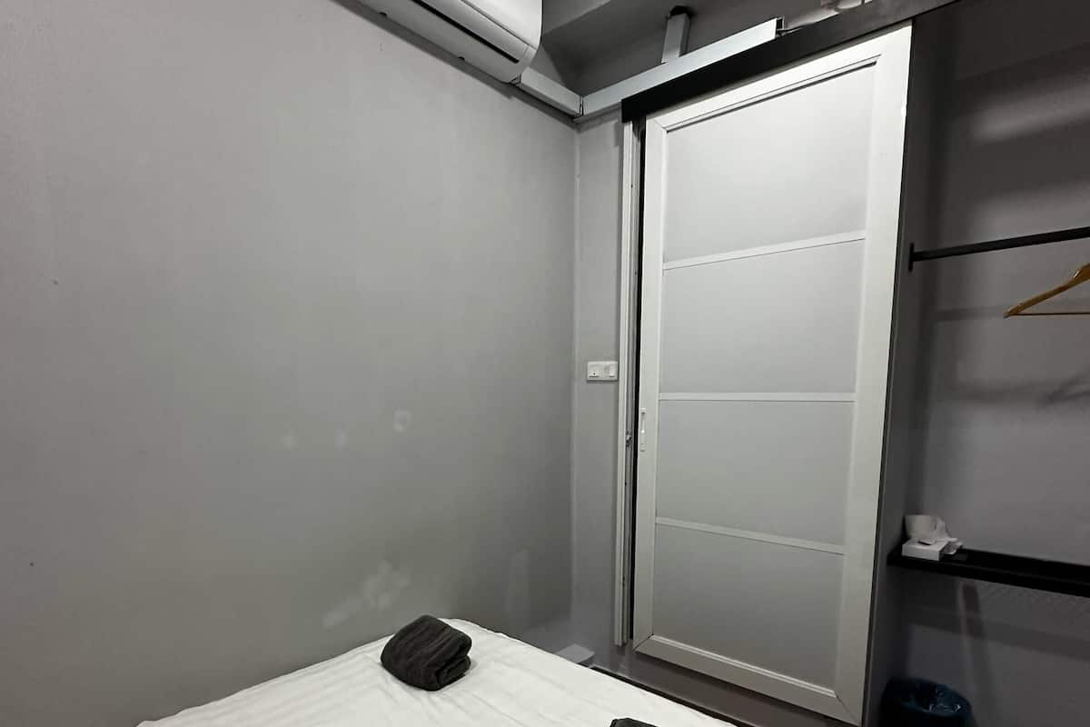 Chambre Double Supérieure | Bureau, fer et planche à repasser