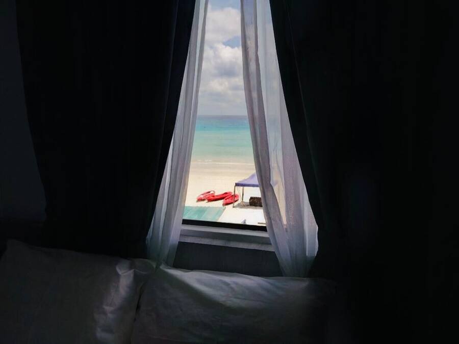 Habitación doble Deluxe, vista al mar | Escritorio y tabla de planchar con plancha
