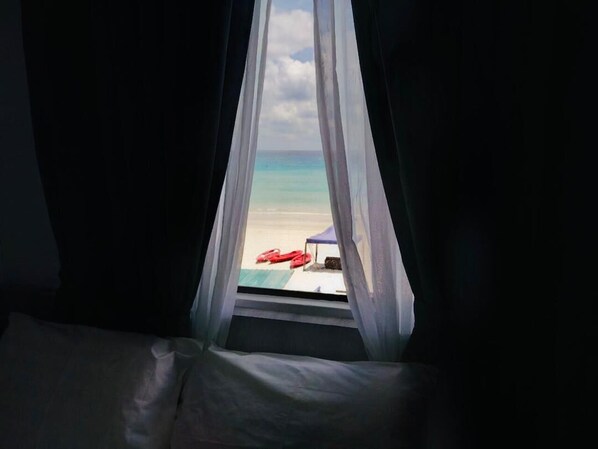 Deluxe tweepersoonskamer, uitzicht op zee | Een bureau, een strijkplank/strijkijzer