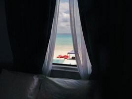 Deluxe Double Room, Sea View | Meja, seterika/papan seterika 