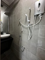 Deluxe Double Room, Sea View | Bilik Mandi | Pancuran mandi, bidet, tuala disediakan 