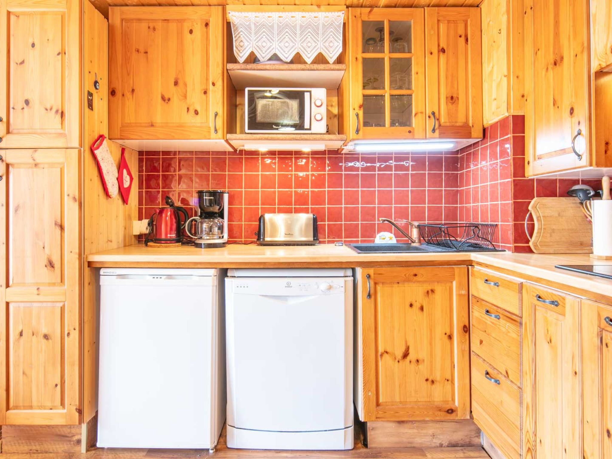 Kjøleskap, mikrobølgeovn, ovn og oppvaskmaskin