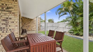Outdoor dining - Seashore Sanctuary in Woorim (WOORIM)