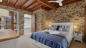 3 bedrooms, iron/ironing board, Internet, bed sheets - Seashore Sanctuary in Woorim (WOORIM)