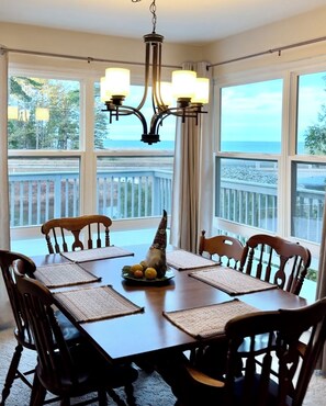 Dining - Welch's Riverview Retreat, Welchʻs Riverview Retreat - Your Window to Lake Superior (Deerton)